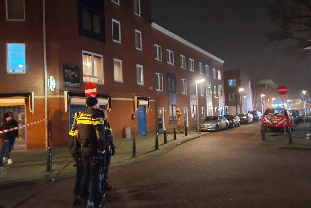 Brandweer blust brand in schoorsteen van gebouw