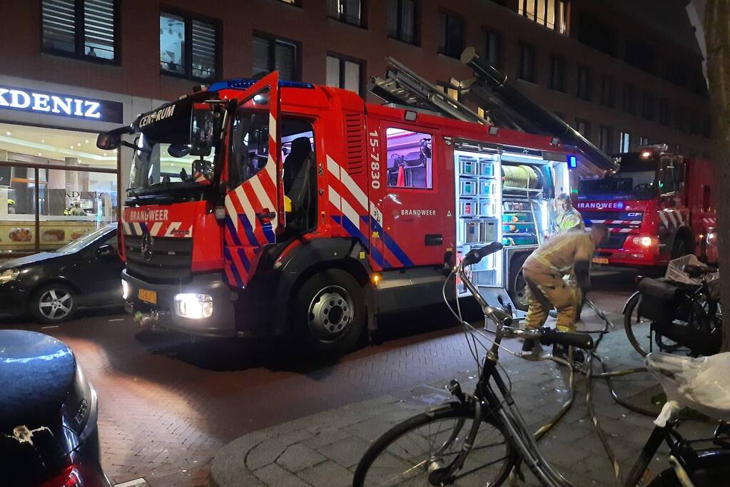 Brandweer blust brand in schoorsteen van gebouw