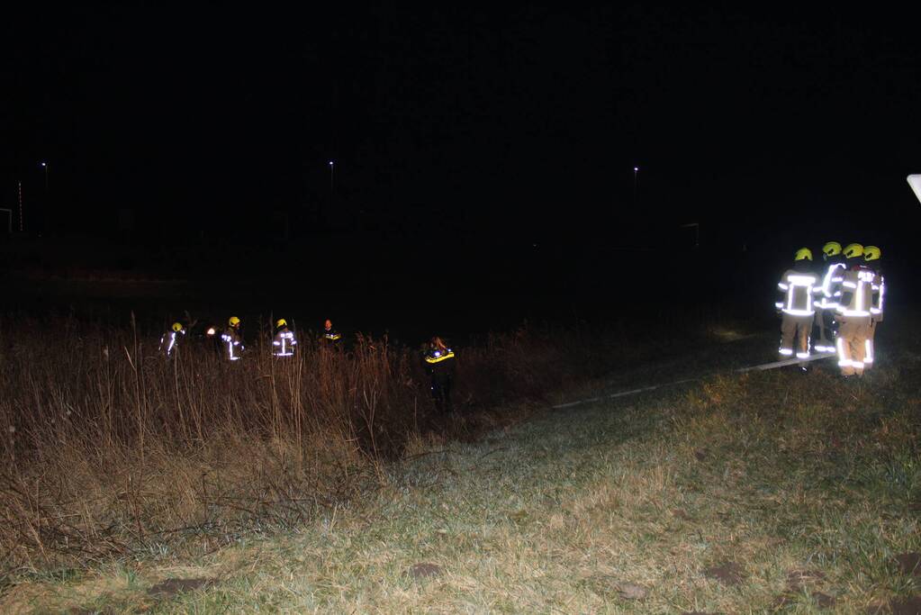 Personenauto belandt van de weg