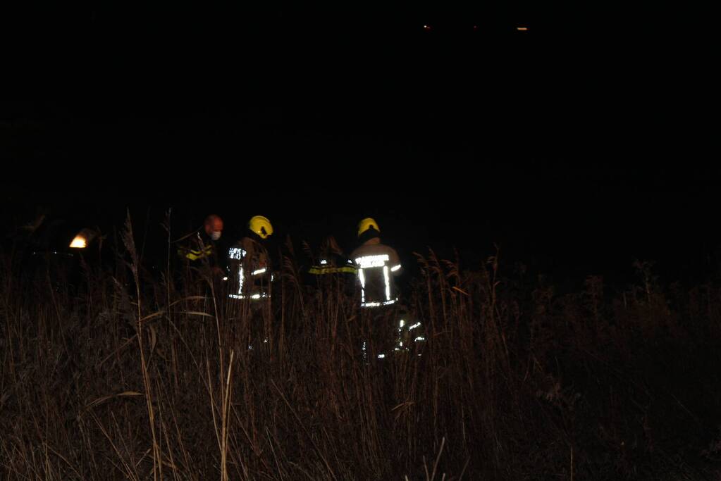 Personenauto belandt van de weg