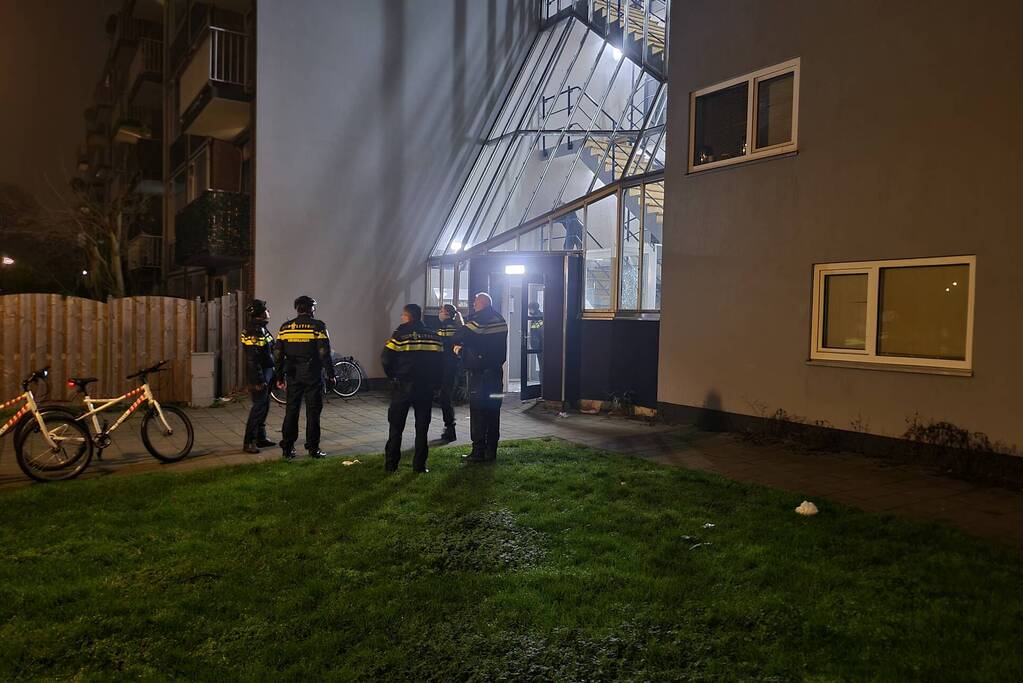 Vuurwerk in brievenbus zorgt voor rookontwikkeling in flatportiek