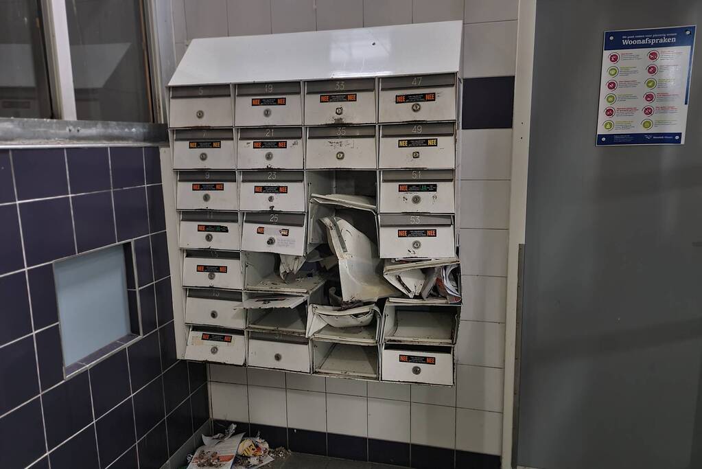 Vuurwerk in brievenbus zorgt voor rookontwikkeling in flatportiek