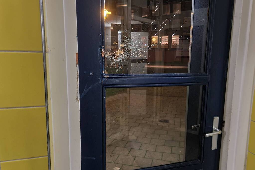 Vuurwerk in brievenbus zorgt voor rookontwikkeling in flatportiek