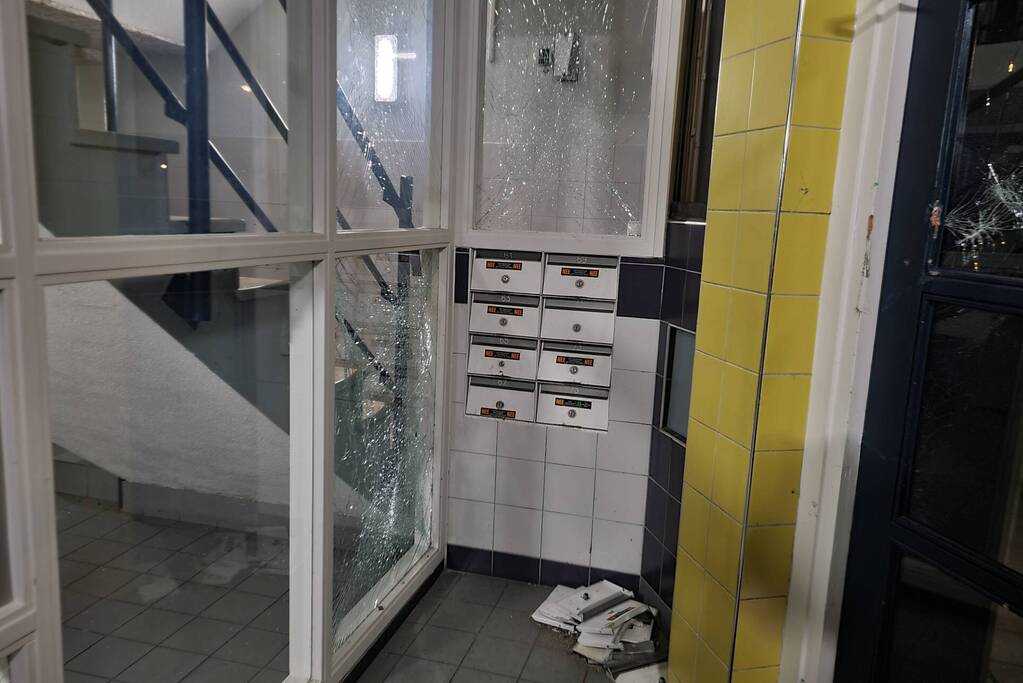 Vuurwerk in brievenbus zorgt voor rookontwikkeling in flatportiek