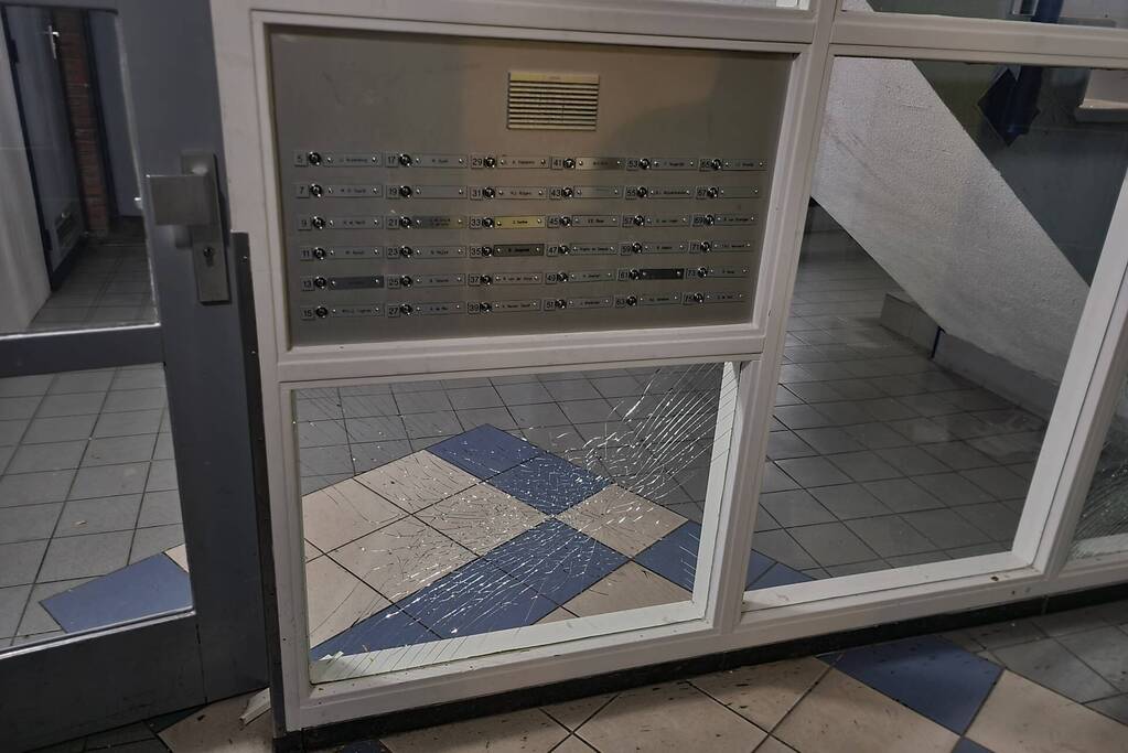 Vuurwerk in brievenbus zorgt voor rookontwikkeling in flatportiek
