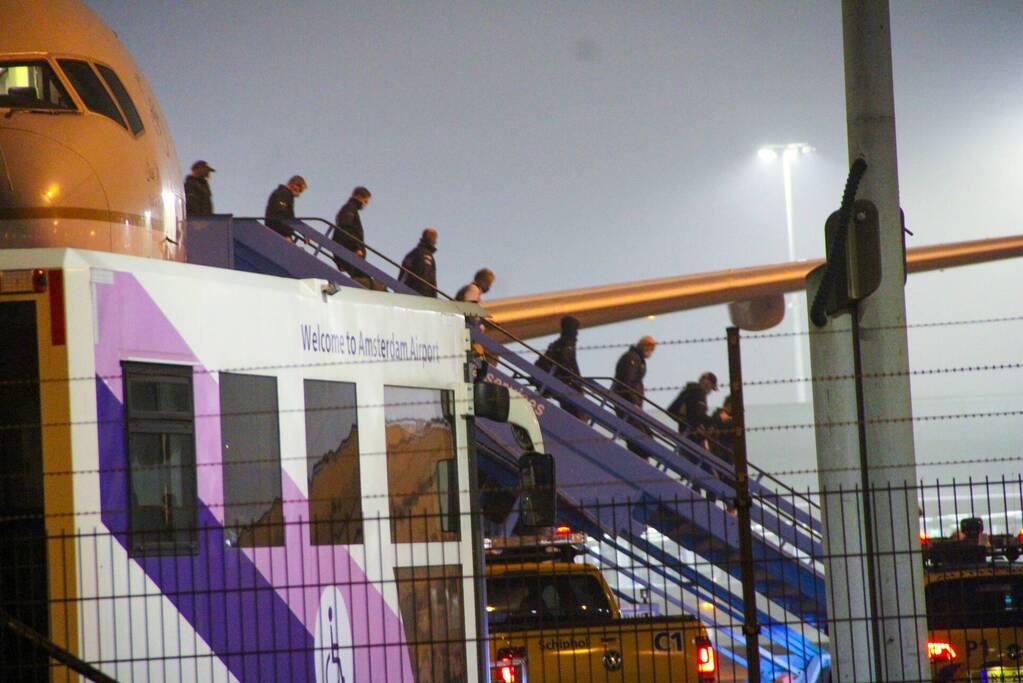 Mist op Eindhoven Airport zorgt voor vastzittende Dakar-deelnemers in vliegtuig