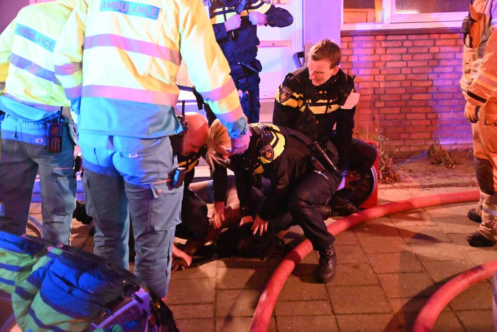 Man gewond bij woningbrand, parkiet overleden