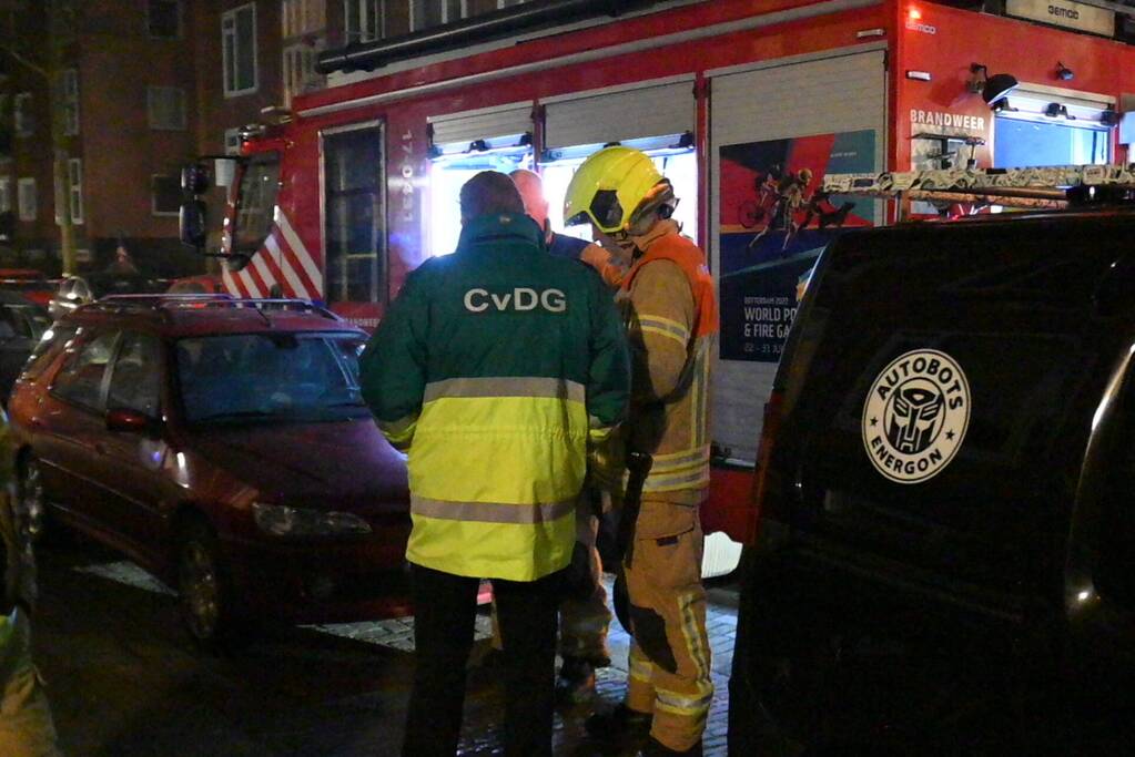 Man gewond bij woningbrand, parkiet overleden