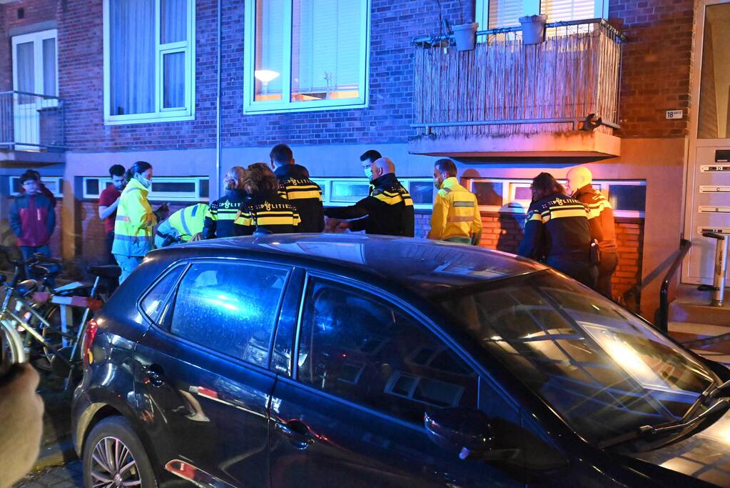 Man gewond bij woningbrand, parkiet overleden