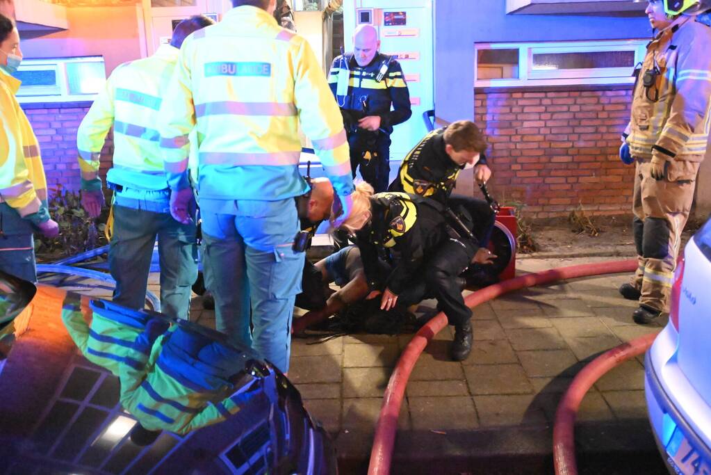 Man gewond bij woningbrand, parkiet overleden