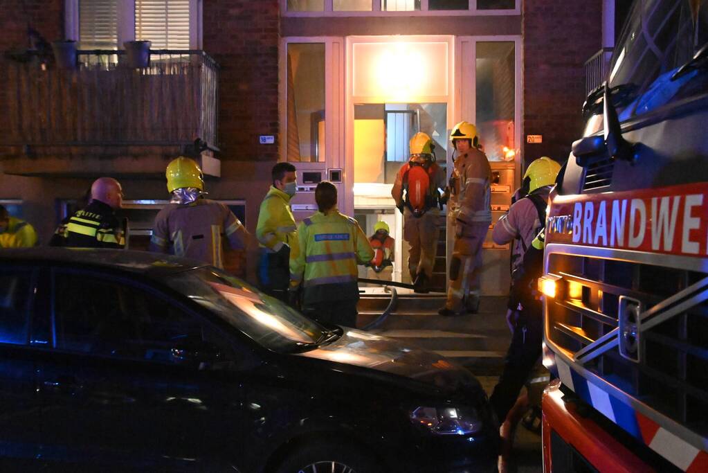 Man gewond bij woningbrand, parkiet overleden
