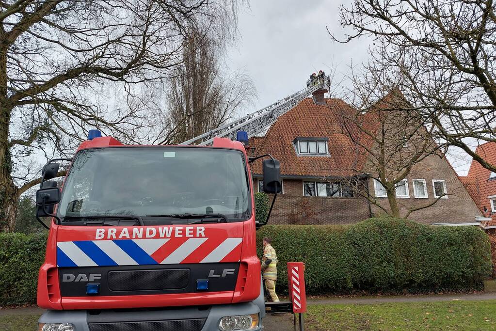 Schoorsteen geveegd na brandmelding