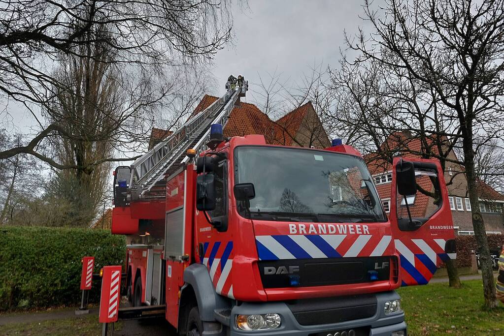 Schoorsteen geveegd na brandmelding