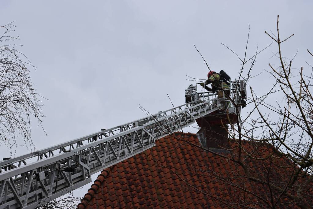 Schoorsteen geveegd na brandmelding