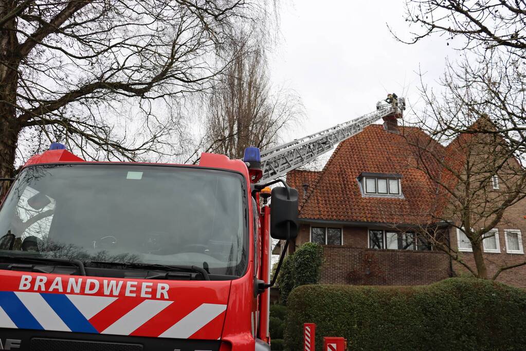 Schoorsteen geveegd na brandmelding