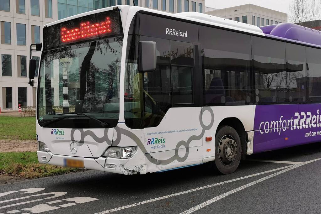 Flinke schade na botsing tussen stadsbus en personenauto