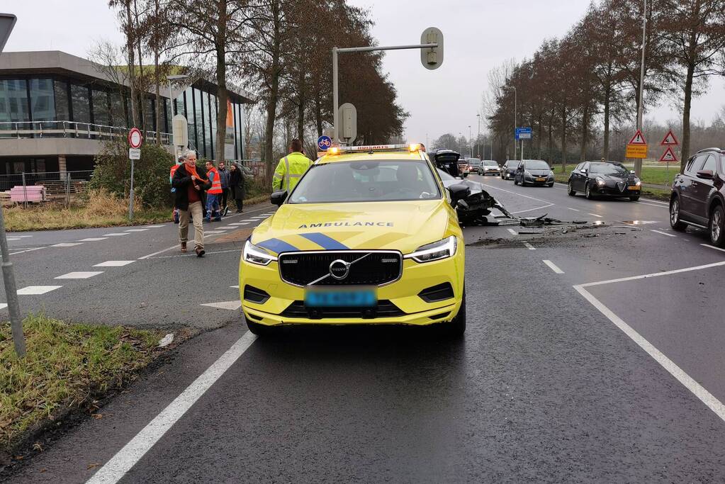Flinke schade na botsing tussen stadsbus en personenauto