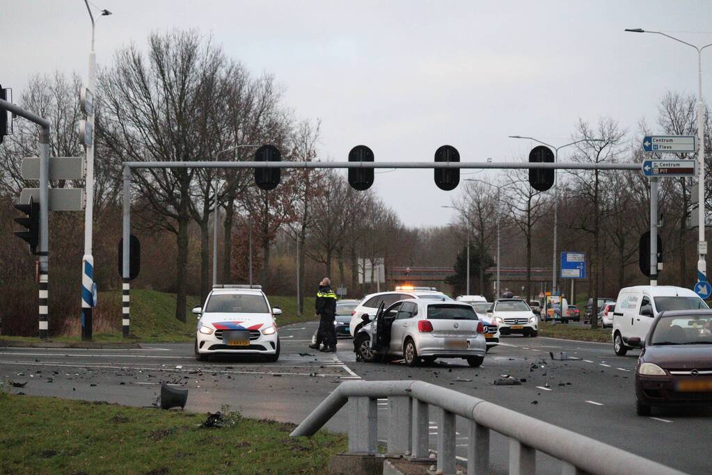 Veel schade na botsing tussen twee voertuigen
