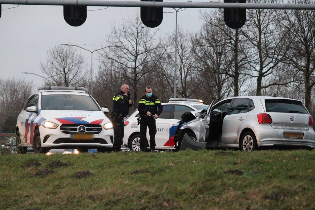 Veel schade na botsing tussen twee voertuigen