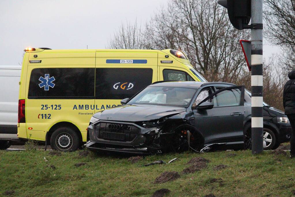 Veel schade na botsing tussen twee voertuigen