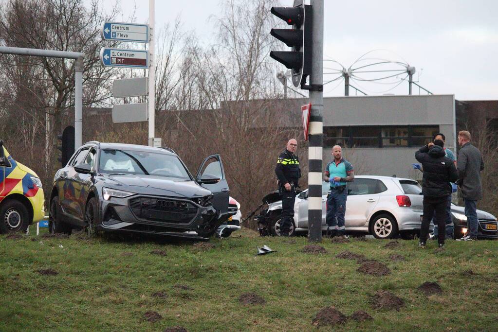 Veel schade na botsing tussen twee voertuigen