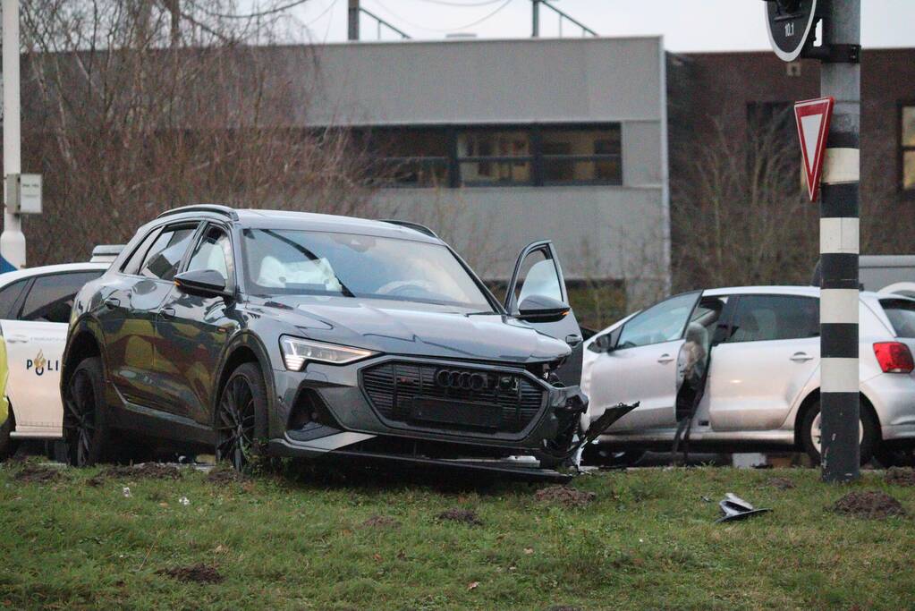 Veel schade na botsing tussen twee voertuigen