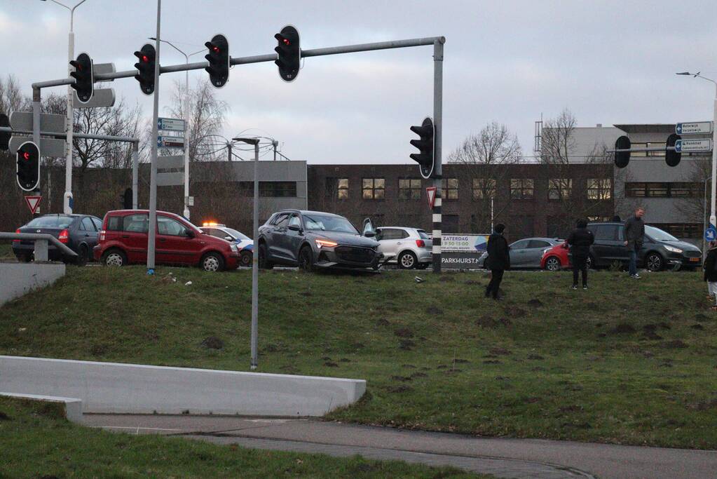 Veel schade na botsing tussen twee voertuigen