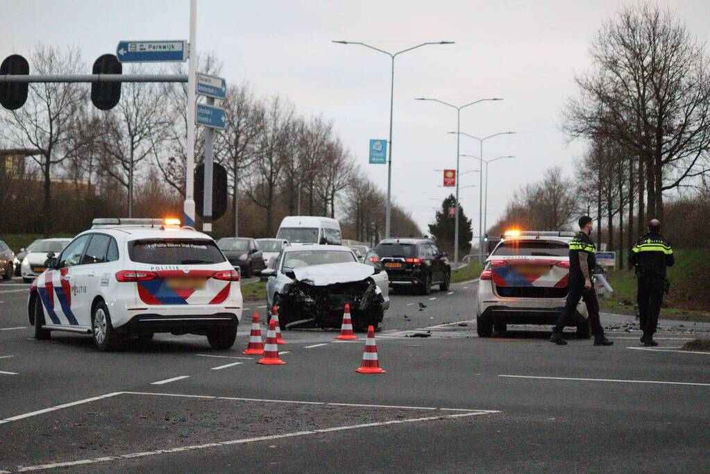 Veel schade na botsing tussen twee voertuigen