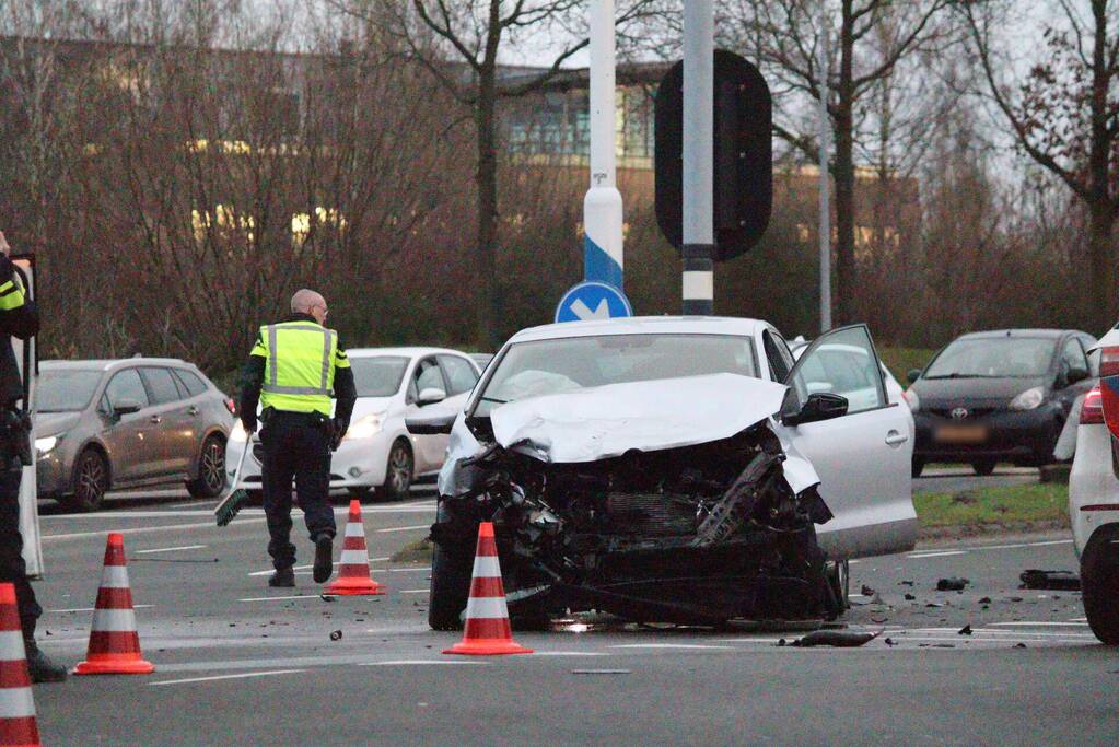 Veel schade na botsing tussen twee voertuigen