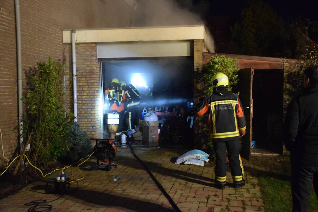 Veel rook bij brand in garage
