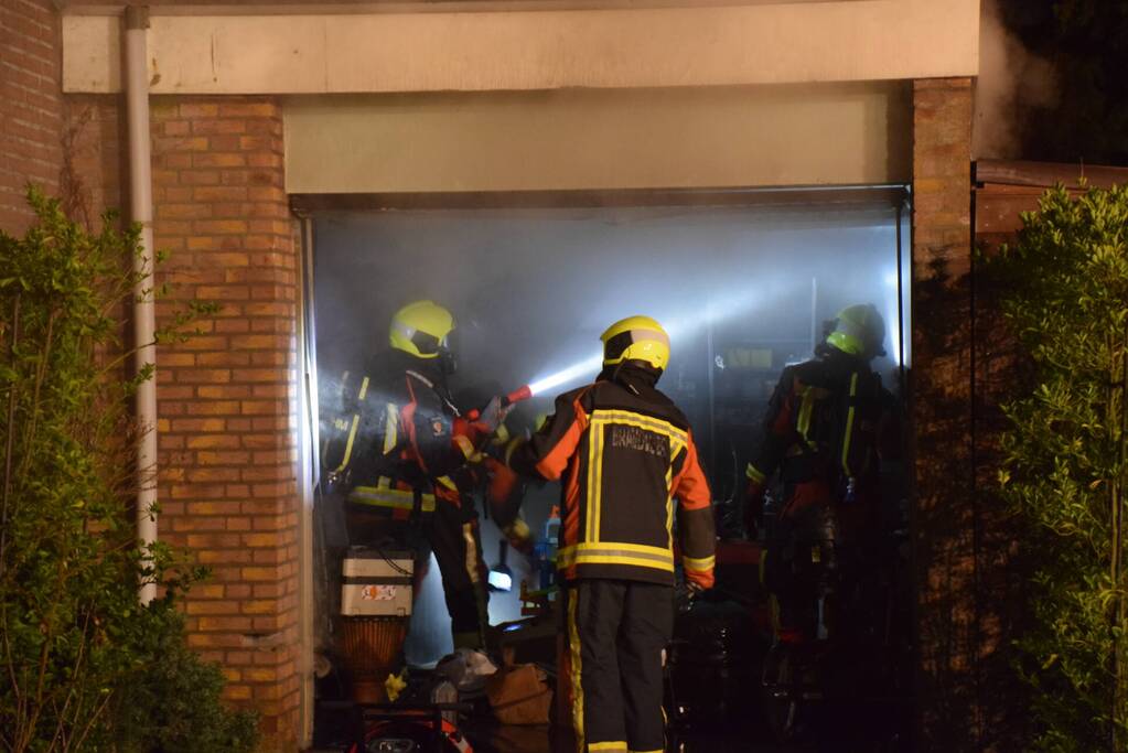 Veel rook bij brand in garage