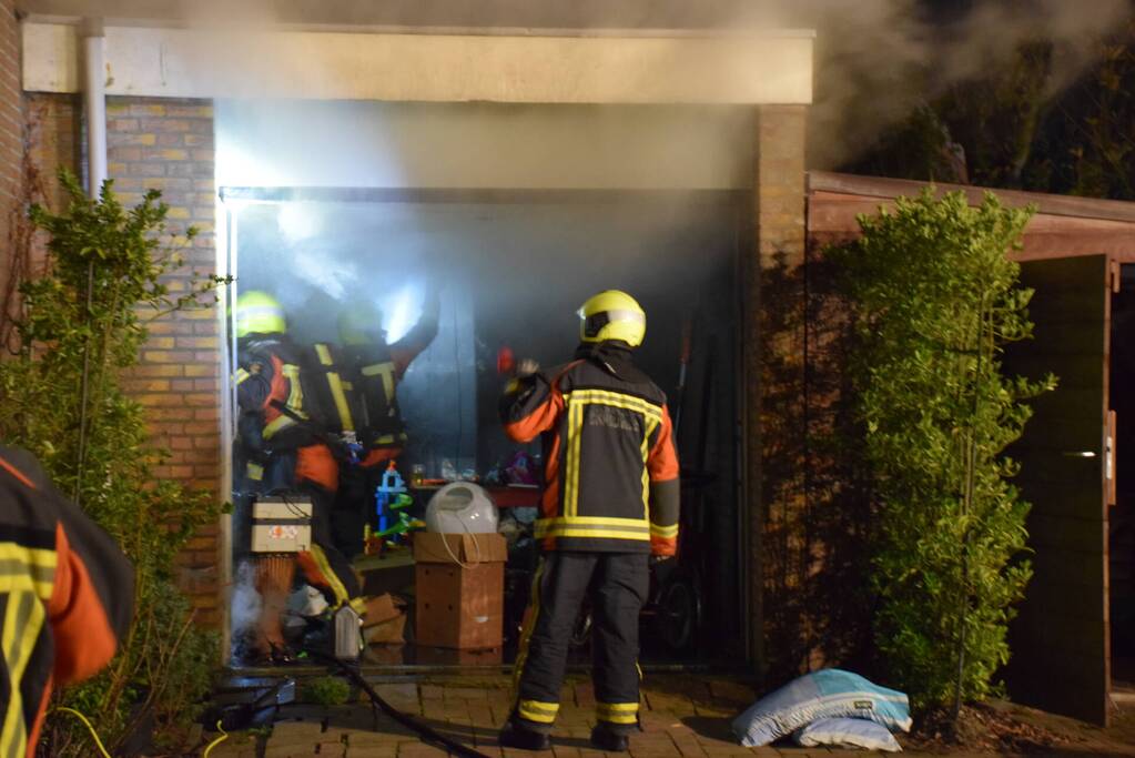 Veel rook bij brand in garage