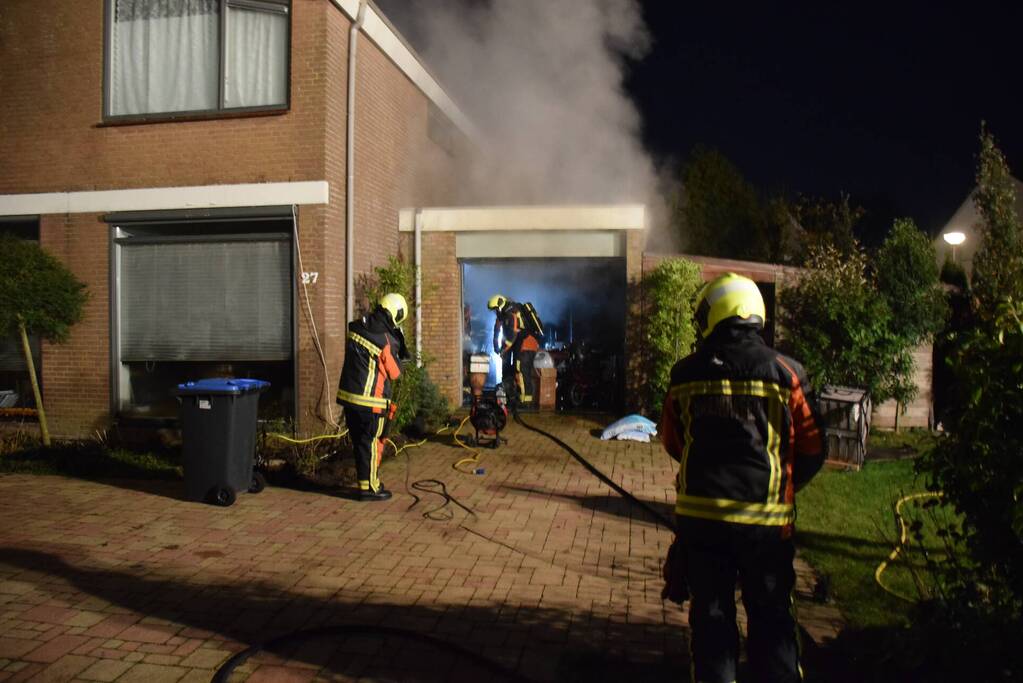 Veel rook bij brand in garage