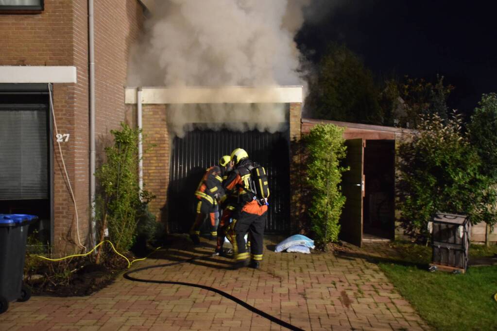 Veel rook bij brand in garage