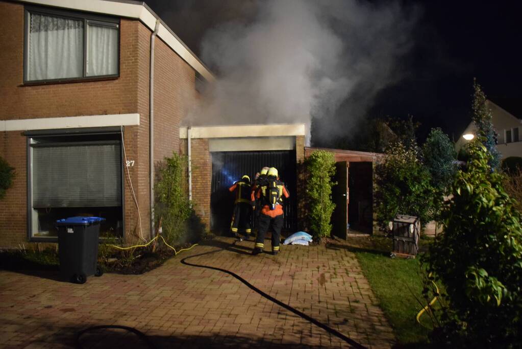 Veel rook bij brand in garage