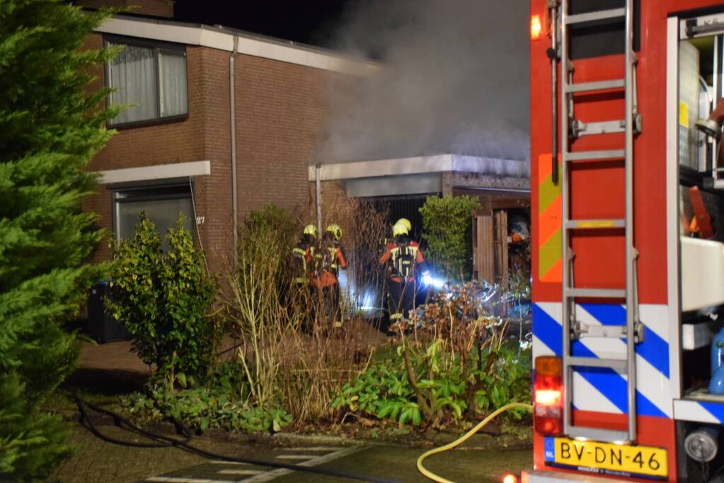 Veel rook bij brand in garage