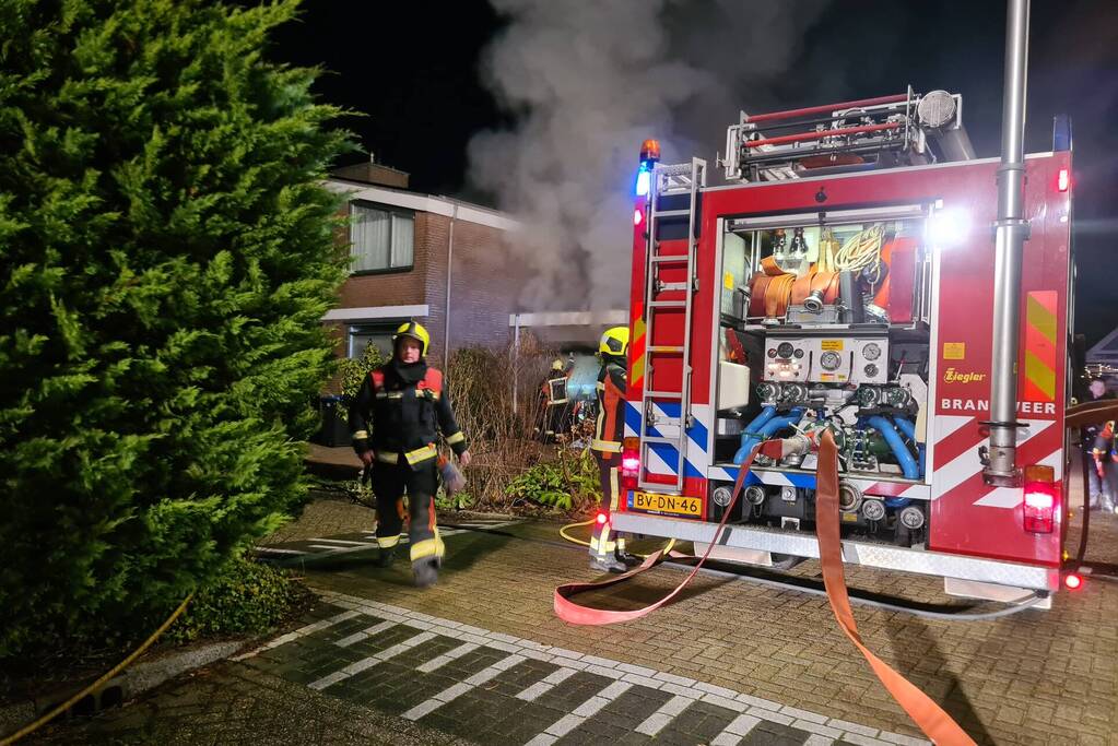 Veel rook bij brand in garage