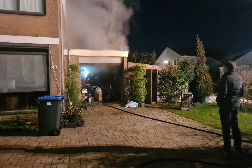Veel rook bij brand in garage