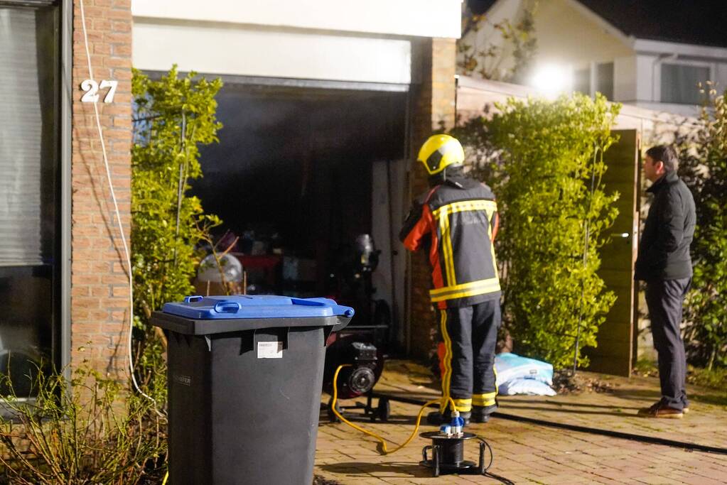 Veel rook bij brand in garage