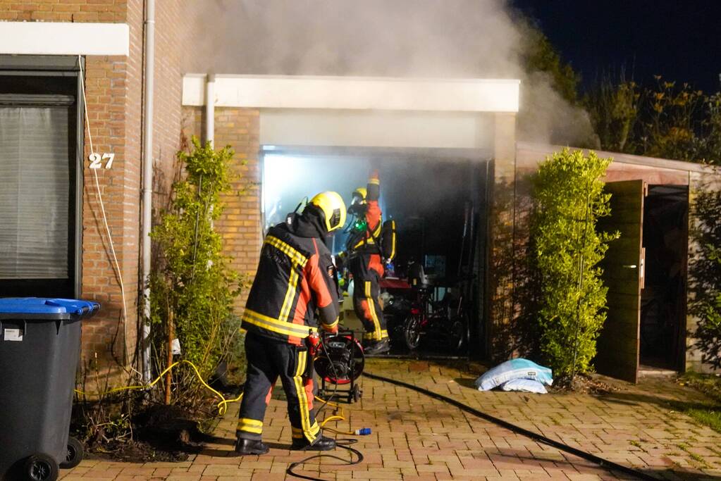 Veel rook bij brand in garage