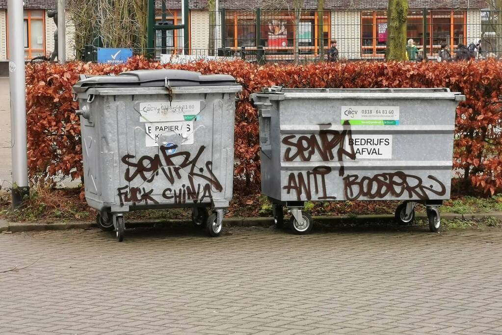 Afval rolcontainers besmeurd anti-corona leuzen