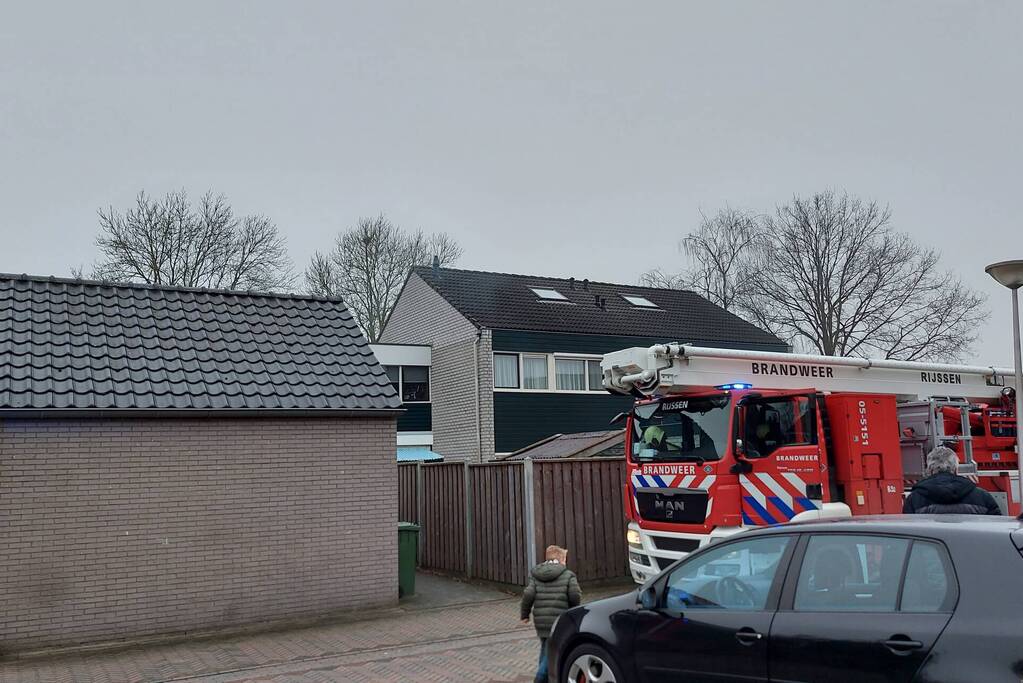 Brandweer controleert schoorsteen na brand
