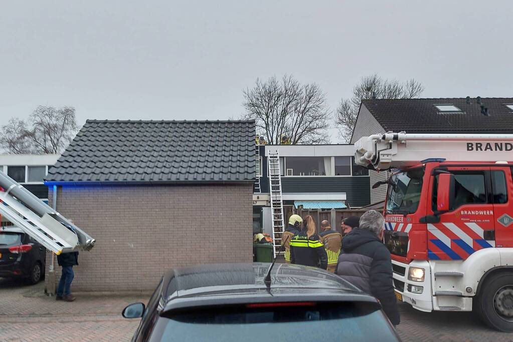 Brandweer controleert schoorsteen na brand