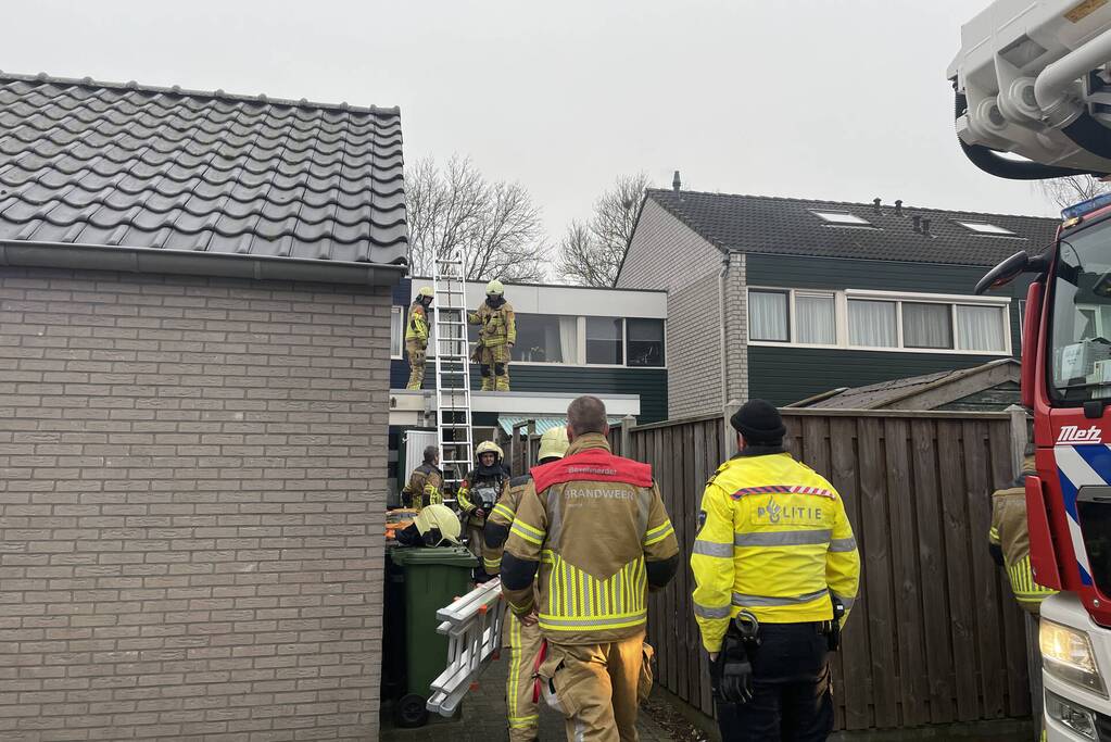 Brandweer controleert schoorsteen na brand