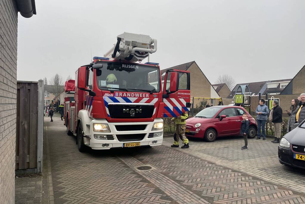 Brandweer controleert schoorsteen na brand