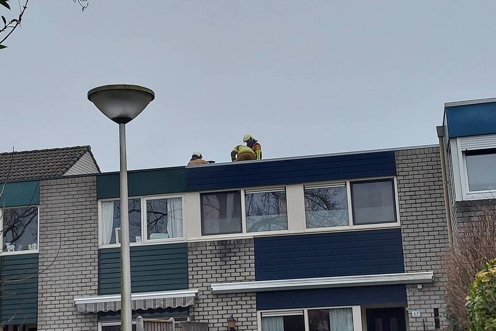 Brandweer controleert schoorsteen na brand