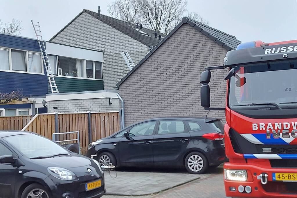 Brandweer controleert schoorsteen na brand