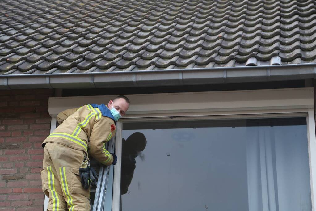 Vogel zit vast in rolluik bij woning