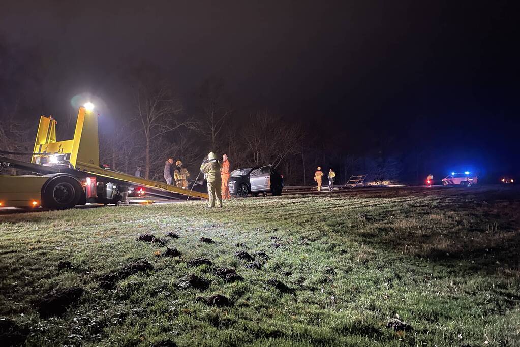 Veel schade bij botsing tussen vrachtwagen en auto