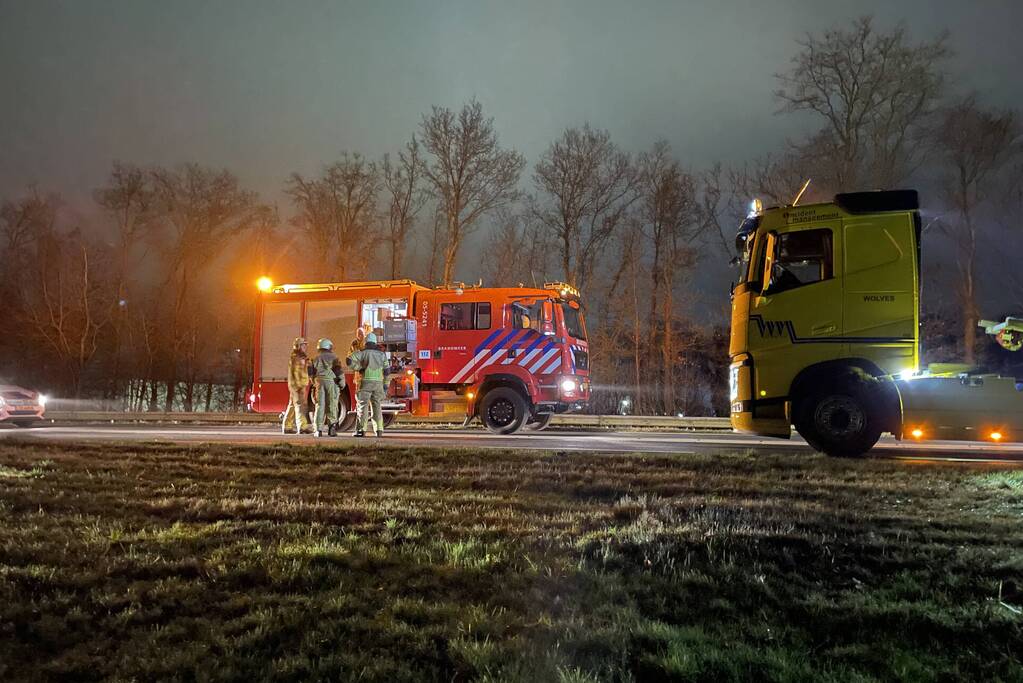 Veel schade bij botsing tussen vrachtwagen en auto